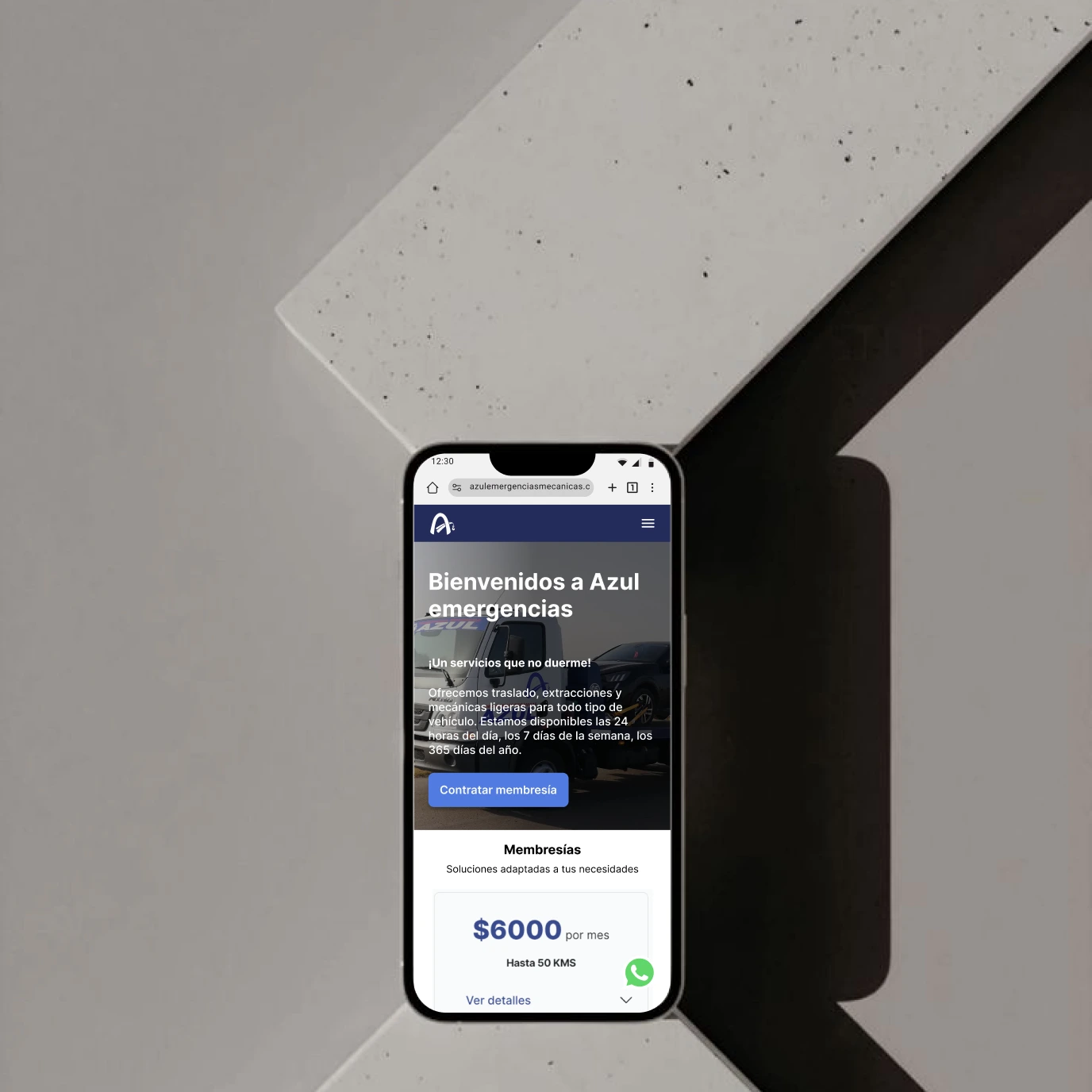 Vista Mockup en un smartphone de la página web de Azul Emergencias Mecánicas - Teléfono sobre superficie sólida blanca Vista Mockup en un smartphone de la página web de Azul Emergencias Mecánicas - Teléfono sobre superficie sólida blanca