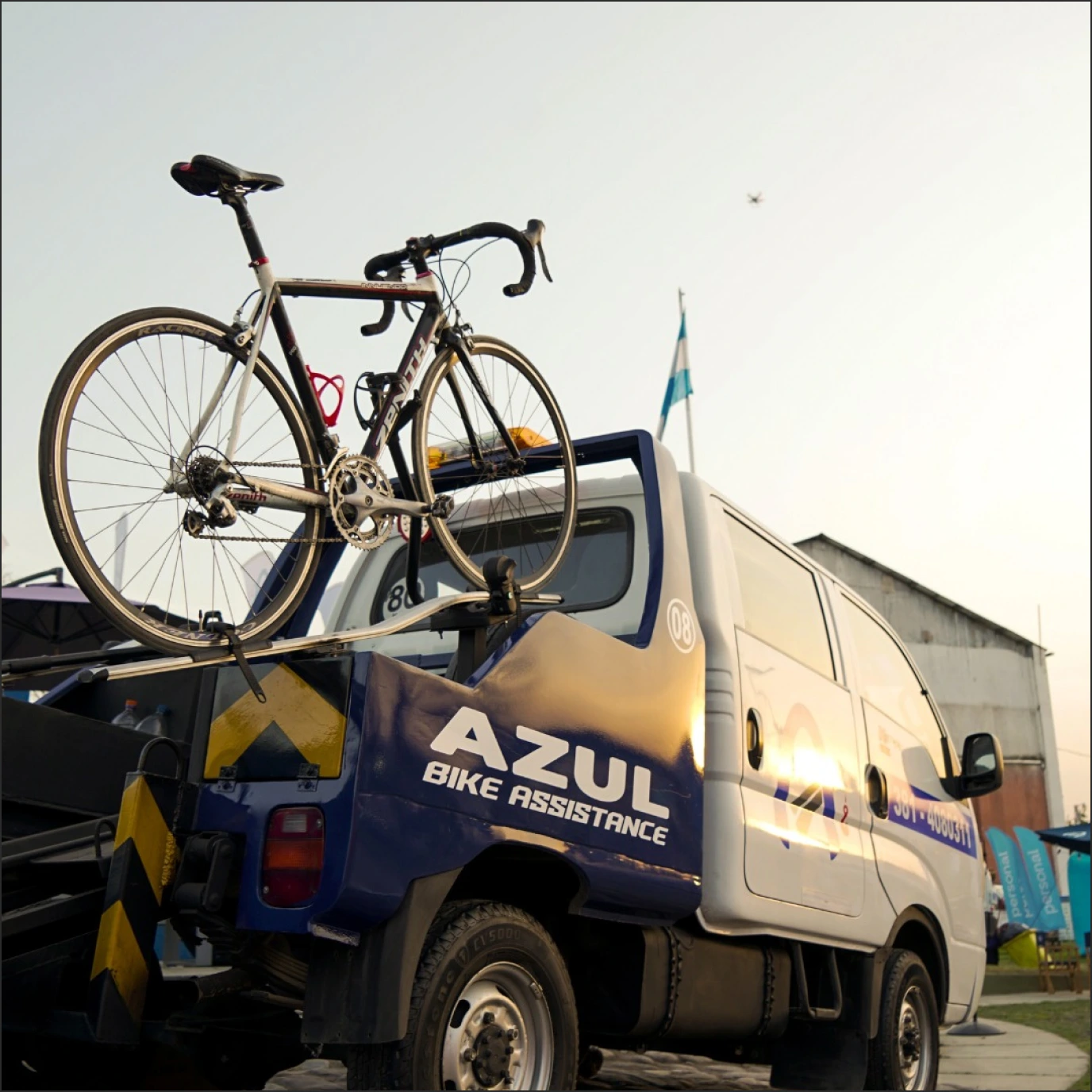 Grúa de la empresa Azul Emergencias remolcando una bicicleta de mountain bike Grúa de la empresa Azul Emergencias remolcando una bicicleta de mountain bike